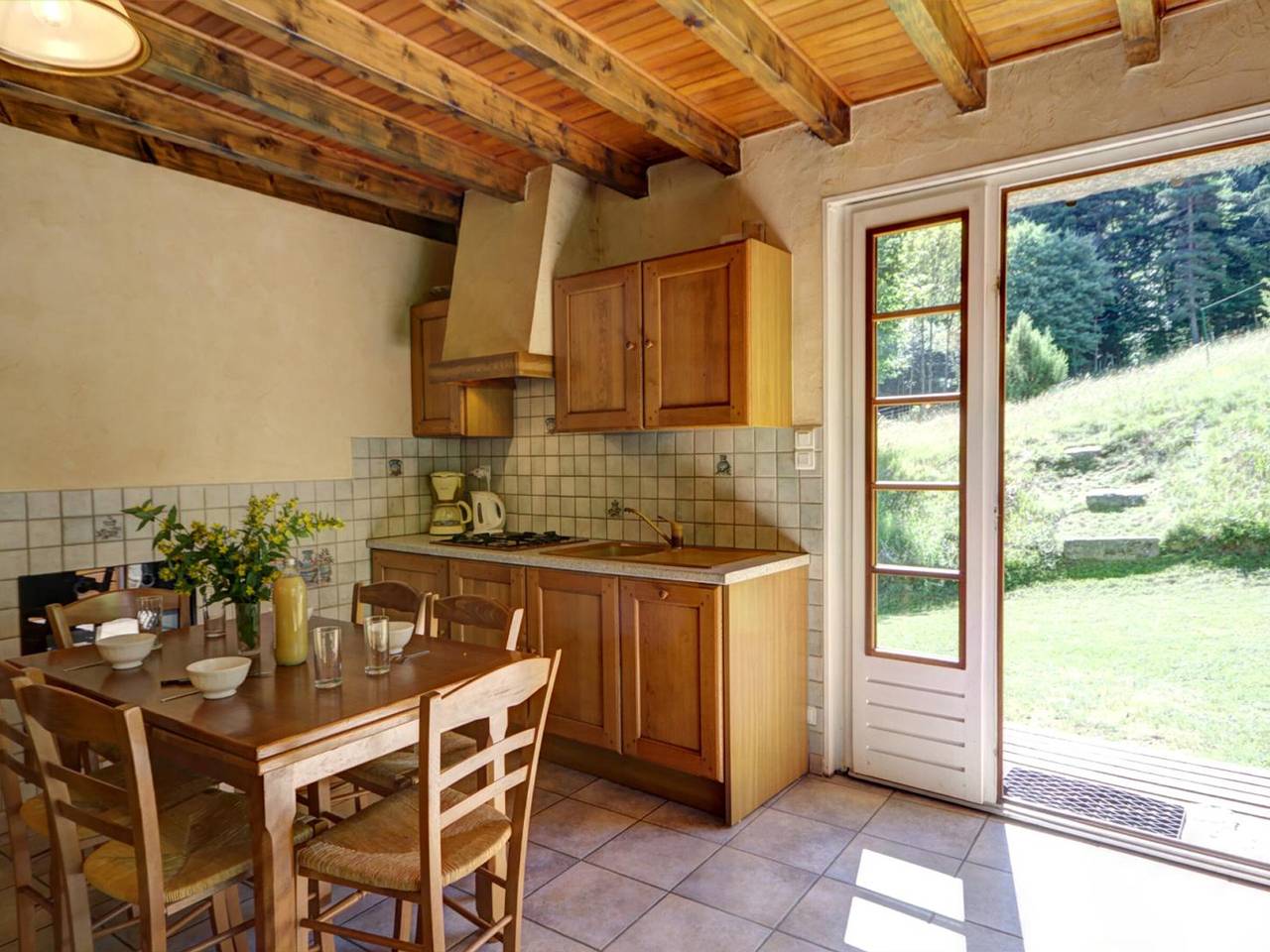 Gîte spacieux avec cheminée et terrasse en forêt, animaux acceptés in La Versanne, Parc Naturel Régional du Pilat