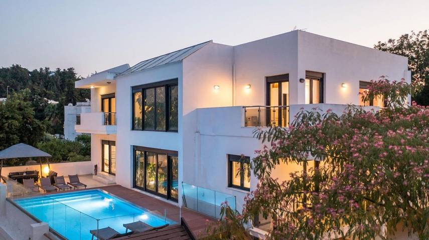 Ferienhaus für 10 Personen, mit Ausblick und Pool sowie Garten in Koskinou