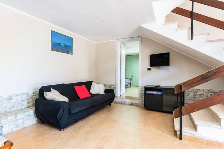 Appartamento intero, Casa vacanze 'Olmi' con terrazza privata, Wi-Fi e aria condizionata in Capitana, Quartu Sant'Elena