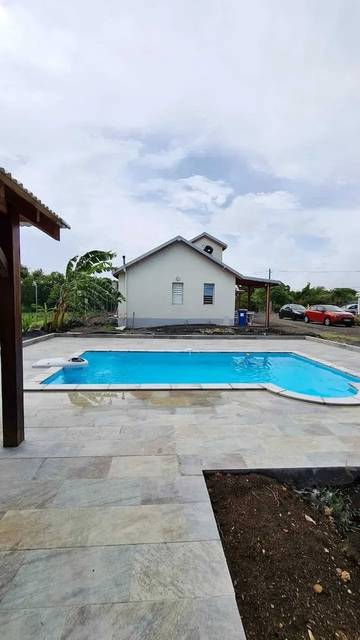 Gîte pour 2 personnes, avec terrasse et piscine à Petit-Canal