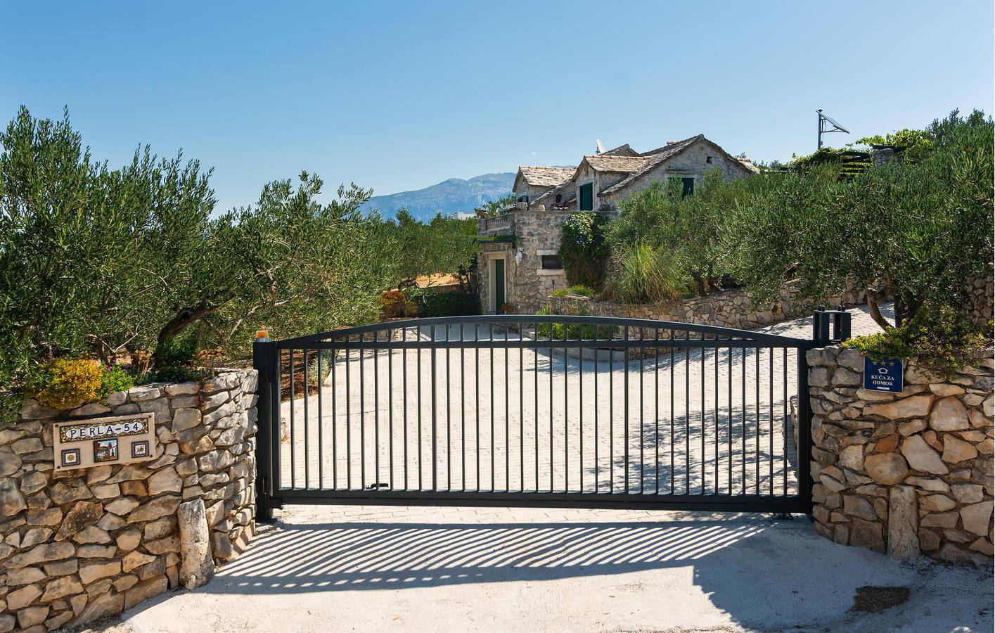 Charmantes Apartment mit Terrasse, WLAN und Strandzugang in 2 km Entfernung in Povlja, Brac