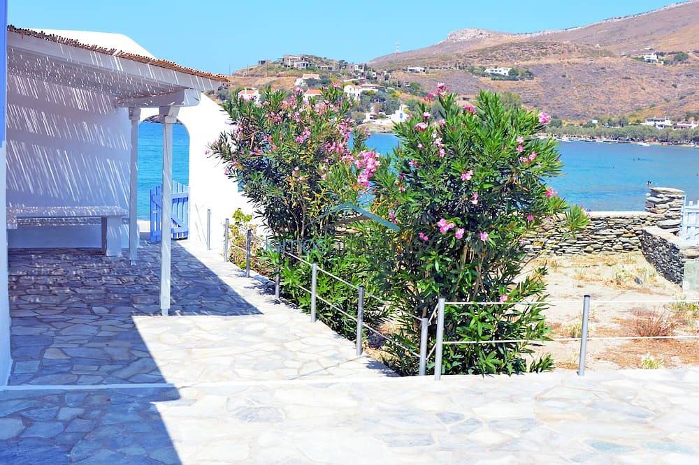 Casa in pietra originale sul lungomare con accesso a una grande spiaggia sabbiosa in Otzias, Kea