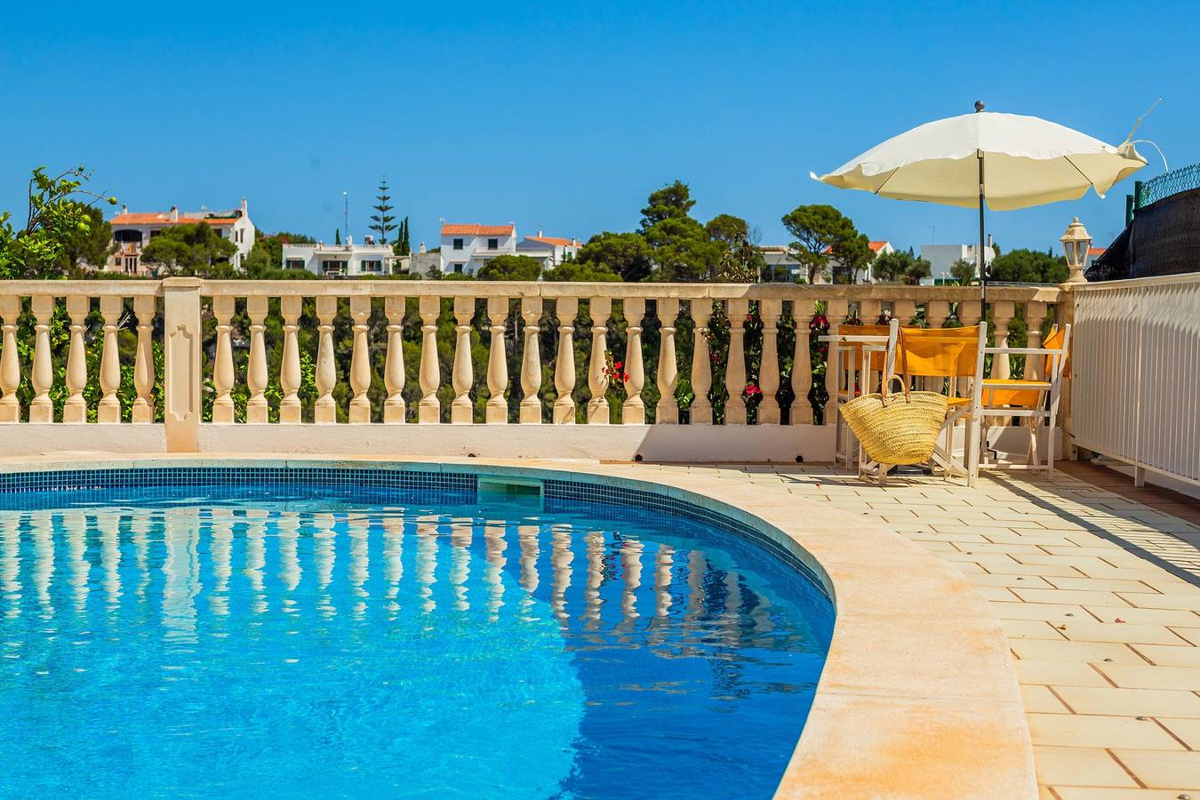 Casa de vacaciones 'Villa Lidia' con vistas al mar, piscina privada y Wi-Fi in Serpentona, Ciudadela