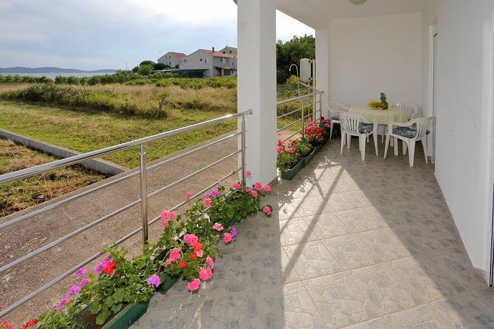 Apartament wakacyjny dla 5 osób, z Balkon/ taras w Sukosan