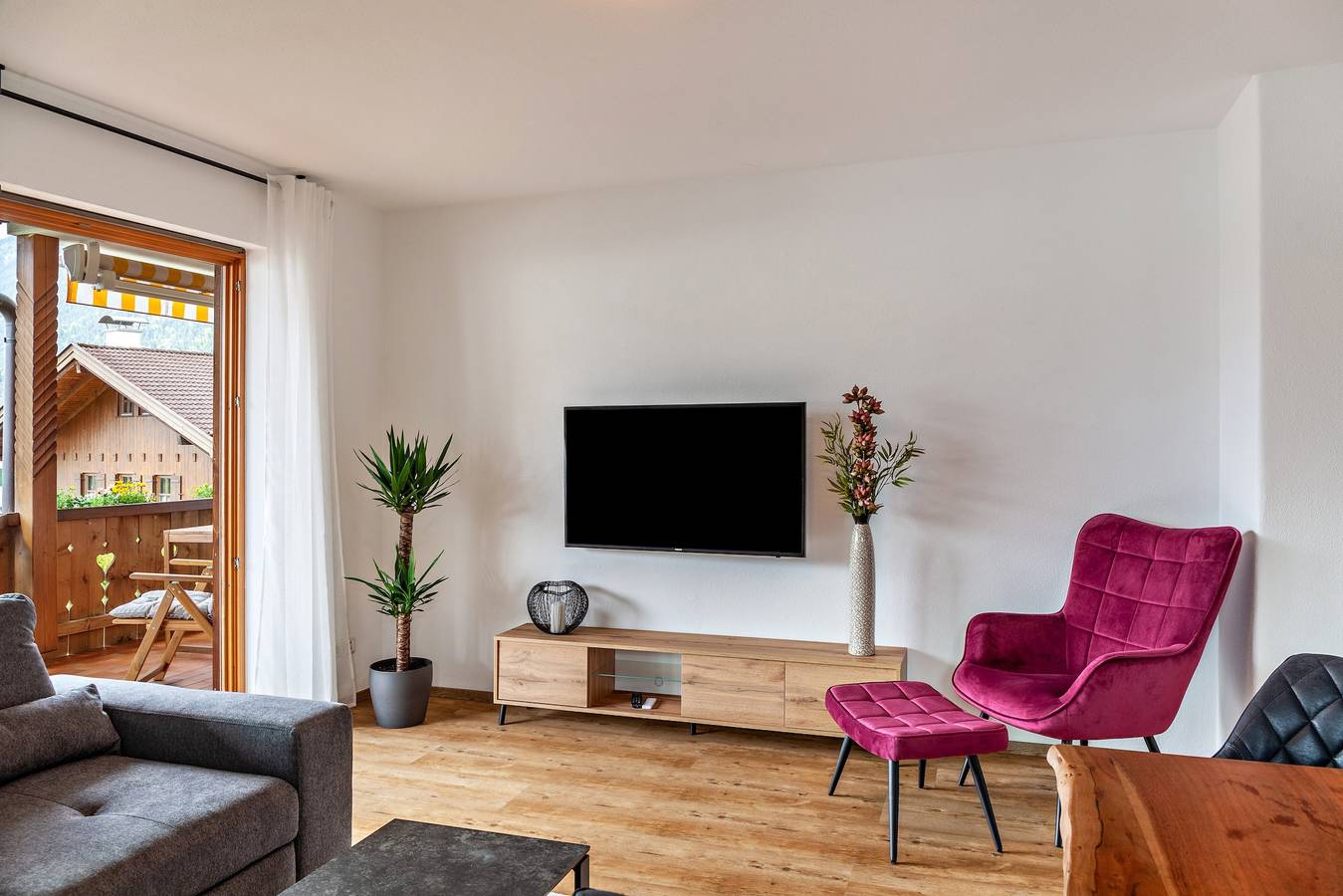 Entire apartment, Holiday Apartment 'Alpblick Alpspitze' with Mountain View, Balcony and Wi-Fi in Garmisch-Partenkirchen, Bavarian Alps