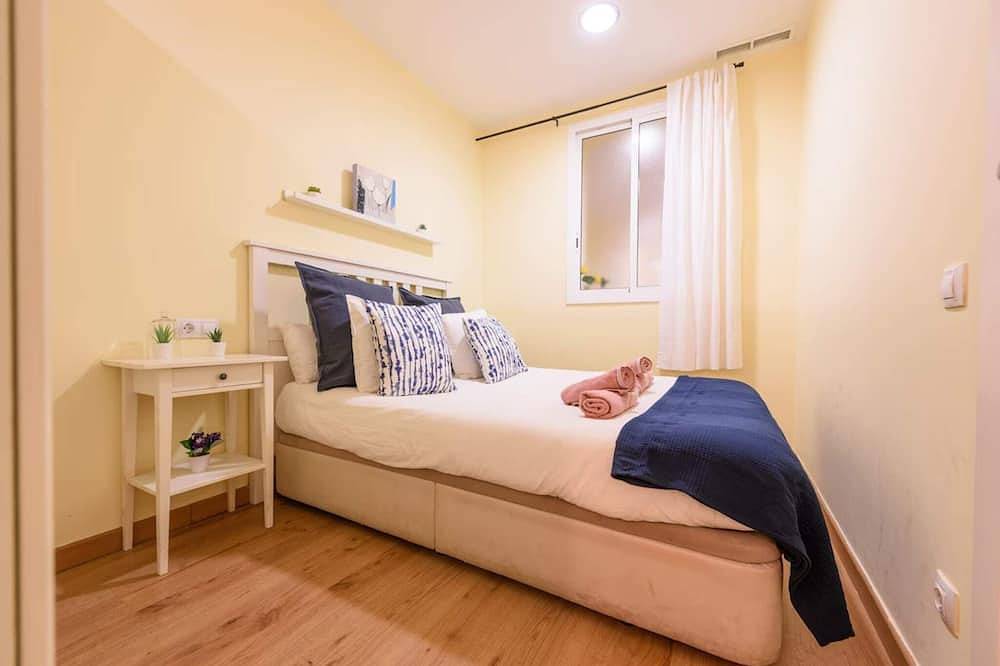 Entire apartment, Creu - Ramblas Rentals Chic & Spacious Flat |Pool Table| 15m Ramblas in Barcelona Centre, Barcelona