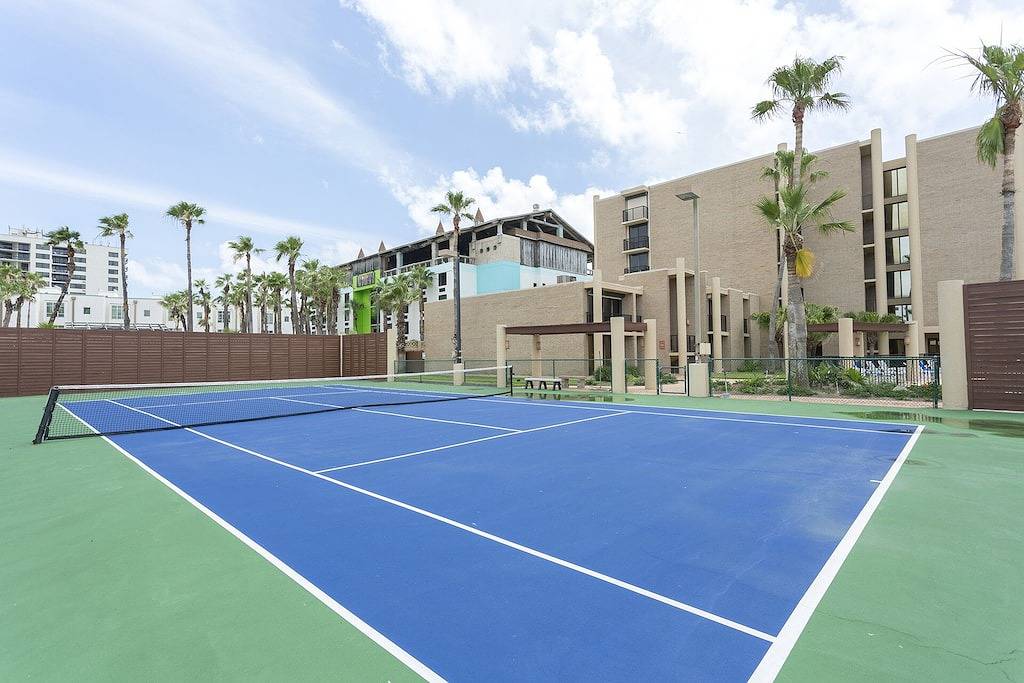 Ganze Wohnung, Remodeled Beachfront Condo with Pool & Views! in South Padre Island, Laguna Madre