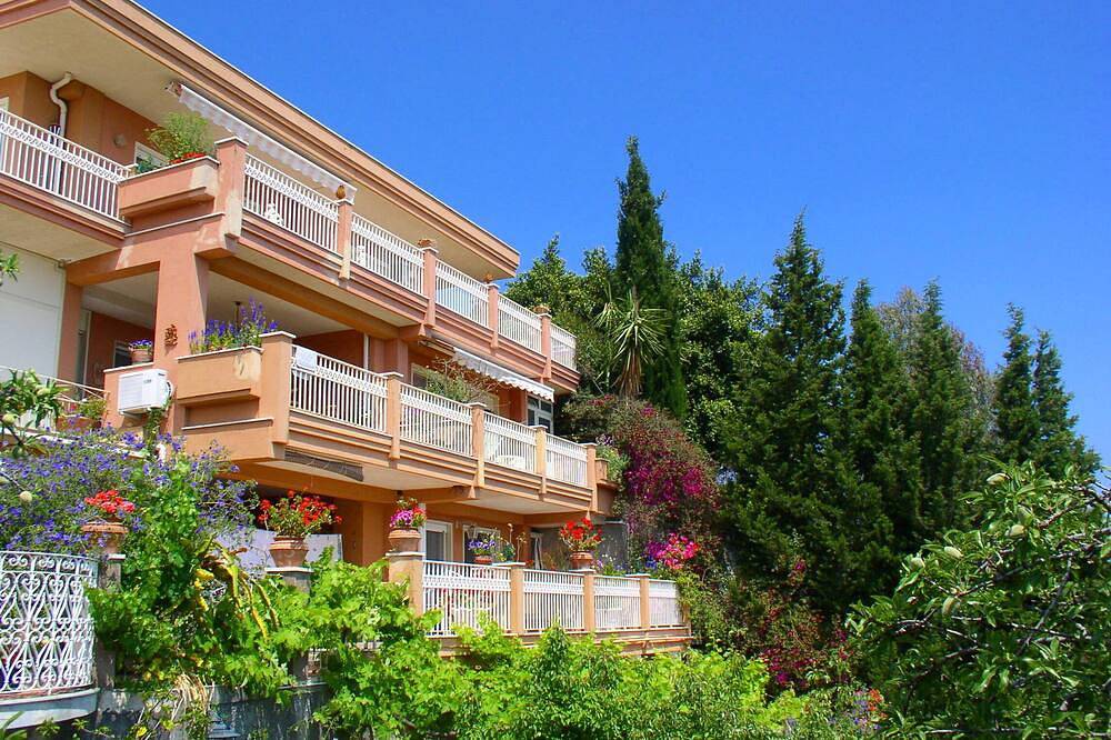 Entire apartment, Residence Schuler - Apartment 'A' with sea-Etna view in Taormina, Messina Province