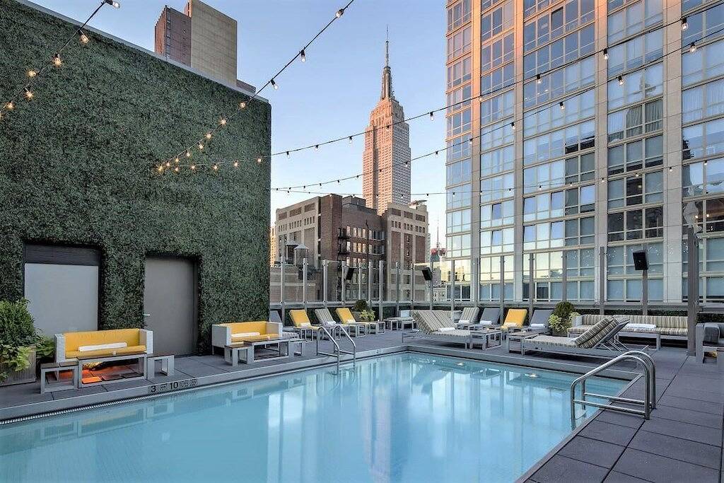 Panoramic Views from Rooftop Bar! Minutes to Times Square, Pets Allowed, Pool! in Manhattan, New York
