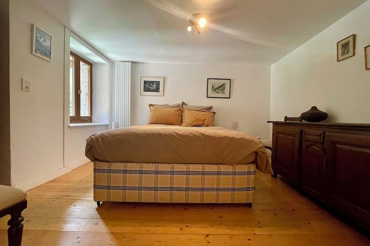Authentic stone and larch chalet, 350 m from the gondola, sleeps 8–9, 90 m² in Vallorcine, Region Bonneville