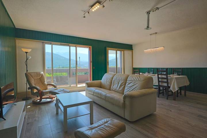 Gîte pour 7 personnes, avec terrasse et vue, animaux acceptés à Échirolles