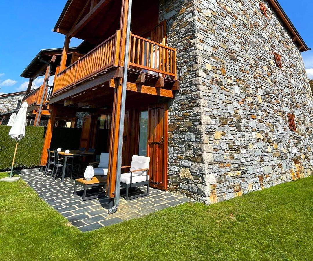 Appartement entier, Bonita planta baja con vistas panorámicas y piscina in Enveitg, Parc naturel régional des Pyrénées catalanes