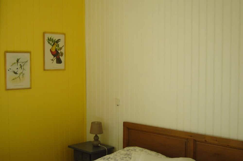House 10 mn walk from the city center with shaded garden, olive trees. in Uzès, Nimes region