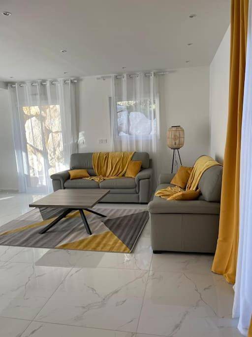 Three-Bedroom Villa in Sauveterre, Région de Nîmes