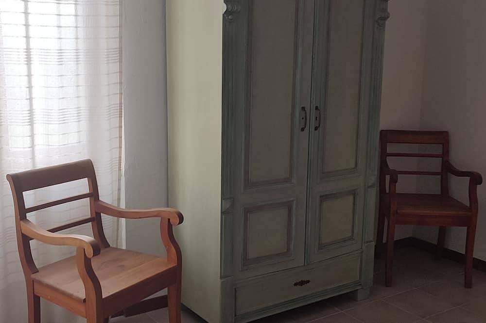 Landhaus von grünen Palmen Oleander,Olivenbäume und Weinbergen umgeben in Monsampolo del Tronto, Ascoli Piceno Provinz