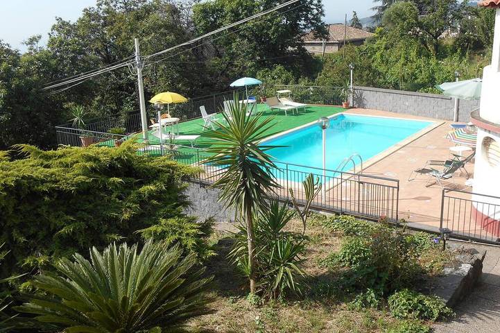 Casa vacanza per 5 persone, con giardino e piscina nonché balcone in Sant'Alfio
