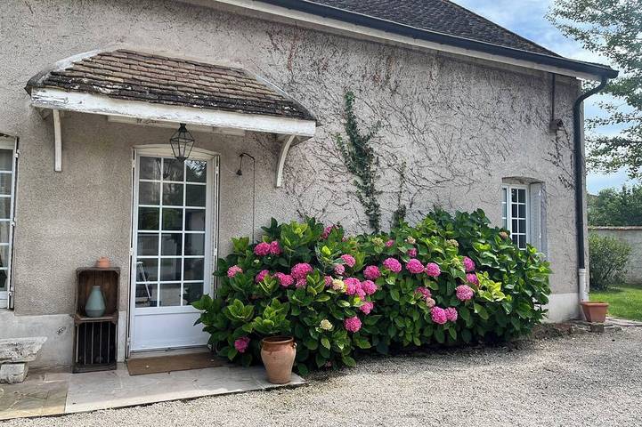 Gîte pour 10 personnes, avec jardin dans Allériot