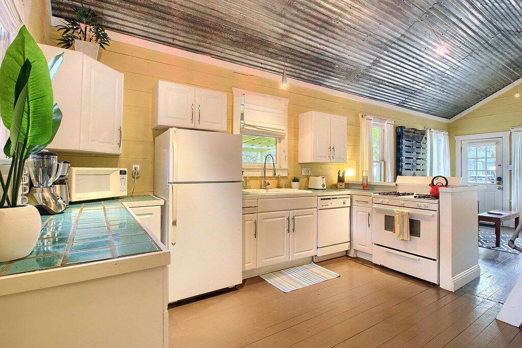 ★ Gehen Sie zu allem ★ Privater Bungalow ★ Hof ★ Ultraschnelles Wlan ★ Überdachte Parkplätze in Austin, Travis County