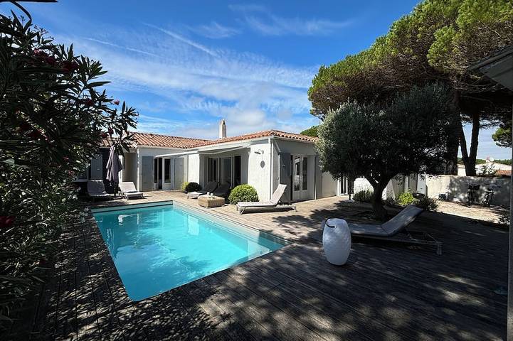 Location de vacances pour 10 personnes, avec jardin dans Plage des Gollandieres (Le Bois-Plage-en-Re)