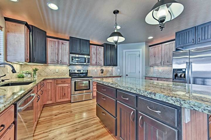 Glamping for 28 people, with yard and hot tub in Utah