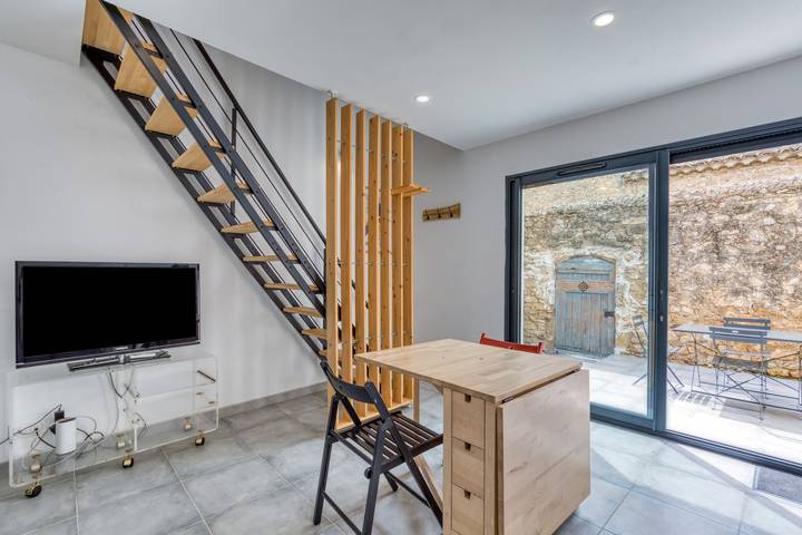 Hel lejlighed, Apartment 'Le Poulailler D'alice' with Private Terrace, Wi-Fi and Air Conditioning in Saint-Geniès-de-Fontedit, Middelhavskysten (Frankrig)