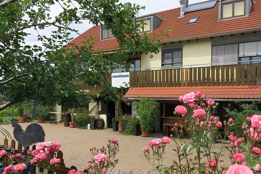 Ganze Wohnung, Ferienwohnung auf dem Weinhof | Mitten in den Weinbergen und Stadt nah in Stuttgart, Stuttgart Region