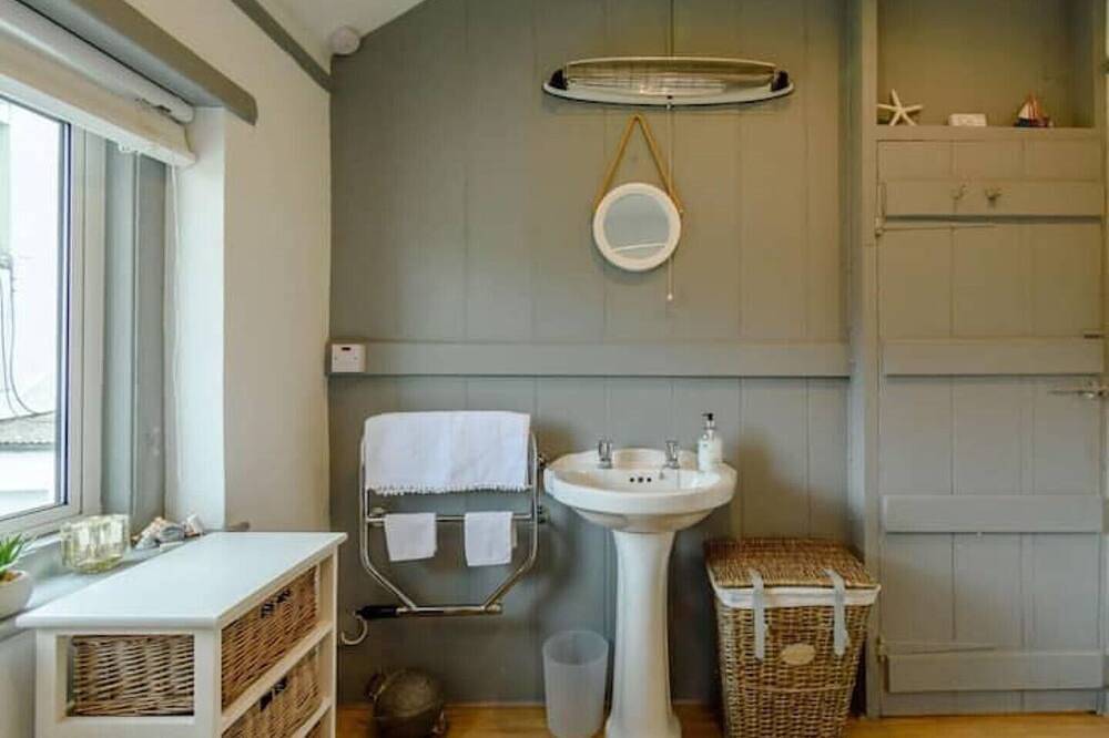 South Downs - Seaside Cottage with Dbl + Sofa Bed in Eastbourne, East Sussex