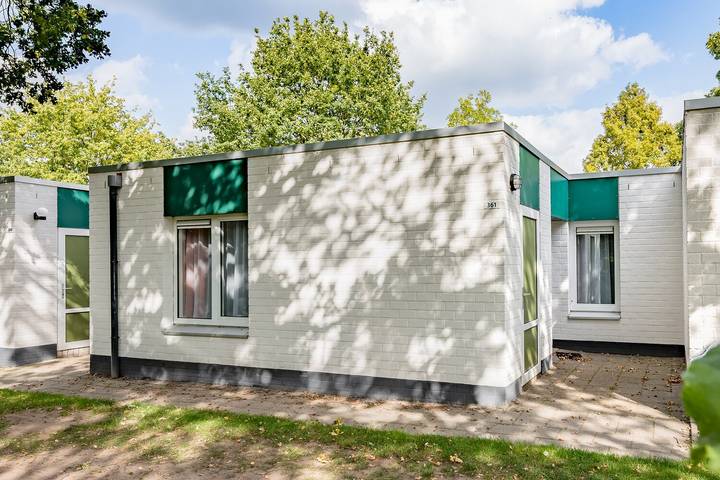 Bungalow voor 4 personen, with Balkon/Terras and Terras as well as Tuin and Zwembad in Borger