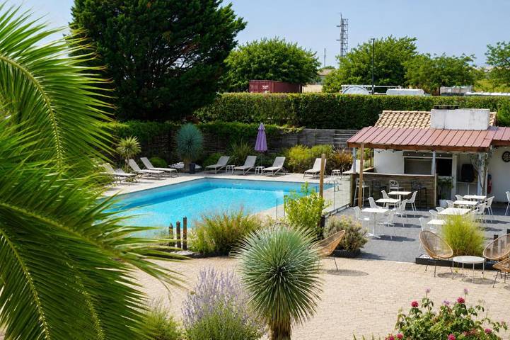 Hôtel pour 2 personnes, avec Terrasse ainsi que Jardin et Piscine