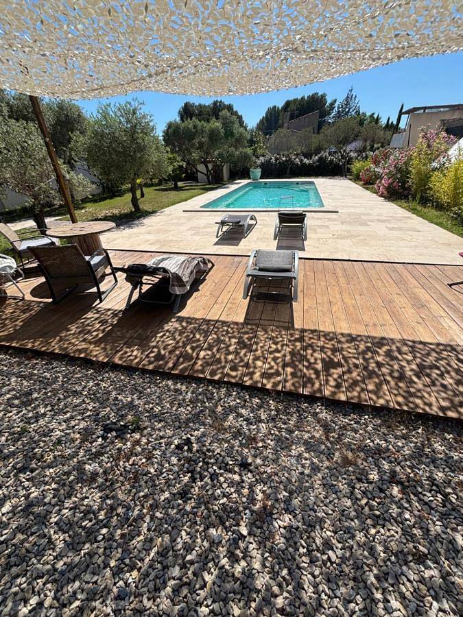 Location de vacances pour 17 personnes, avec terrasse ainsi que vue et piscine, animaux acceptés à La Fare-les-Oliviers - 2