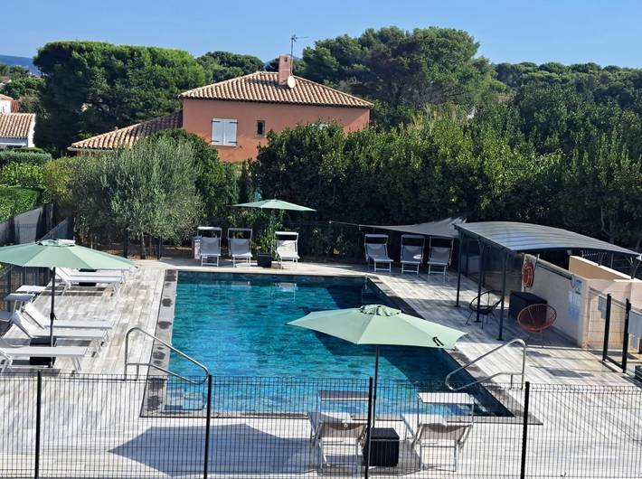 Gîte pour 2 personnes, avec piscine et jardin ainsi que vue et terrasse
