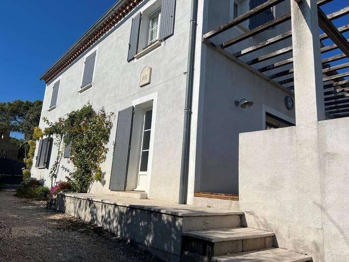 Location de vacances pour 6 personnes, avec vue ainsi que piscine et jardin, animaux acceptés à Saint-Maximin (Nimes) - 3