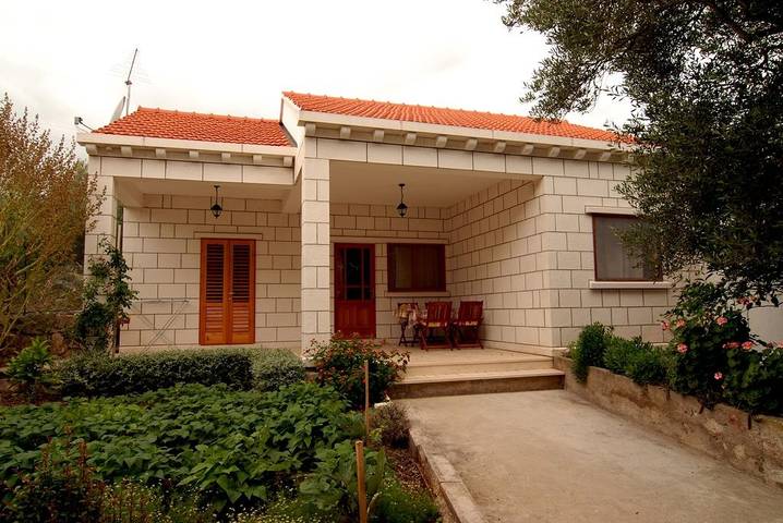 Location de vacances pour 4 personnes, avec terrasse à Lumbarda