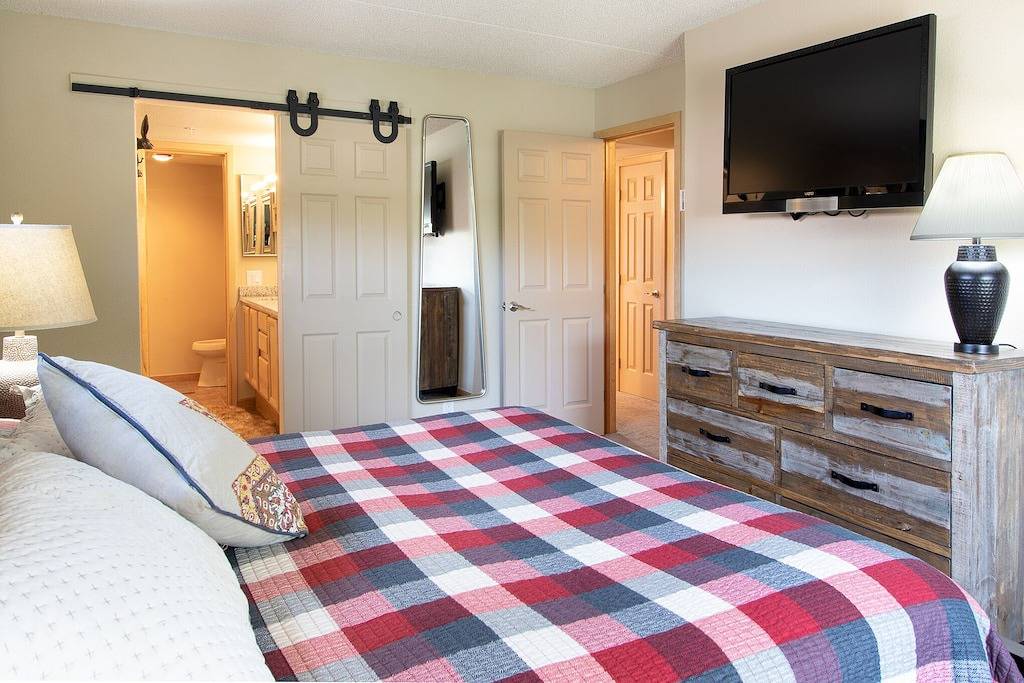 Ganze Wohnung, Modern Condo. Hot tub. Amazing Lake views. Mural. in Frisco, Arapaho and Roosevelt National Forests