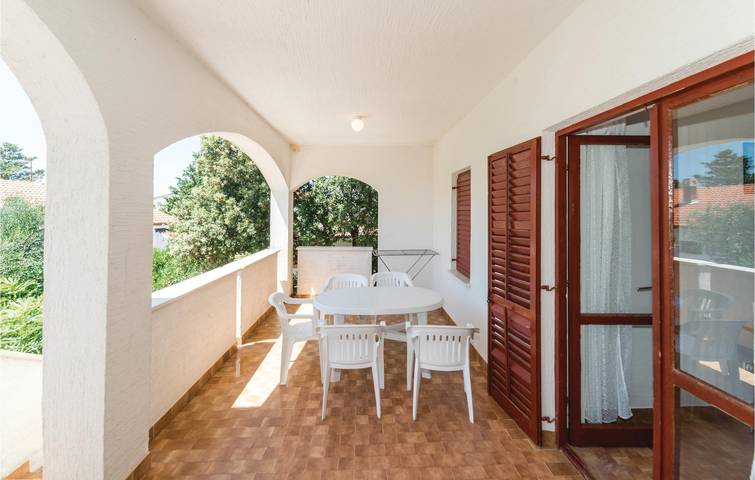 Apartamento vacacional entero, Acogedor apartamento con terraza, a 2,5 km de la costa y cerca del centro de Mandre in Mandre, Pag