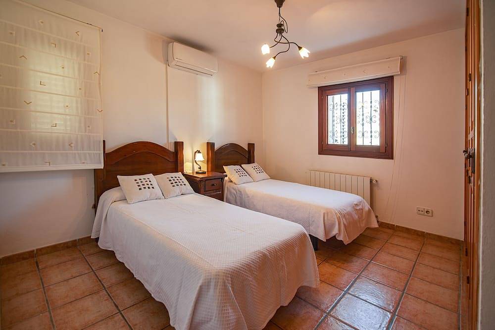 Villa Es Socorrat con piscina, ping pong y jardín. 10 personas. in San Miguel de Balansat, San Juan Bautista