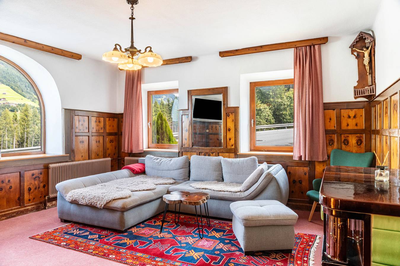 Ferienhaus 'A Nett’s Nest' mit Bergblick, Gemeinschaftsterrasse und Wlan in Hainzenberg, Zillertaler Alpen