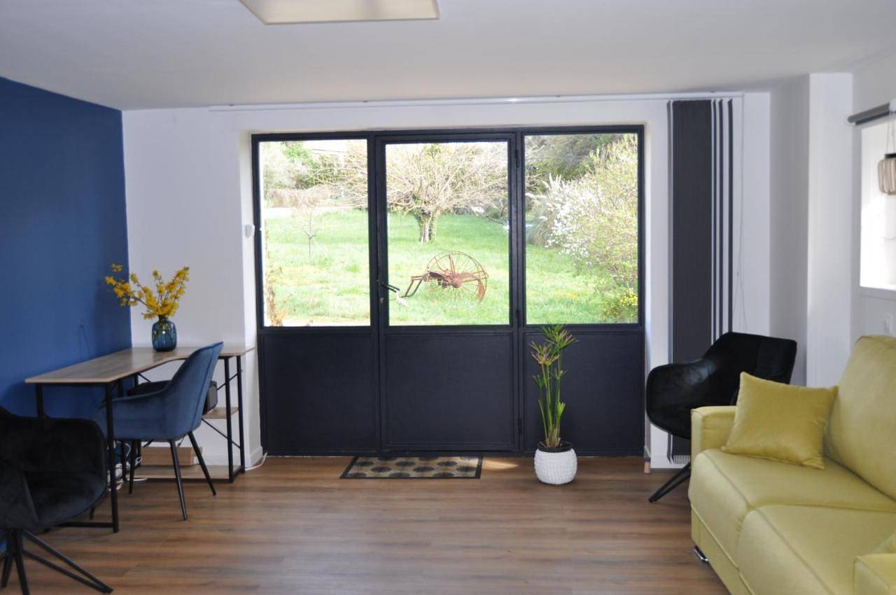 Appartement entier, Studio with Terrace in Issirac, Région de Nîmes