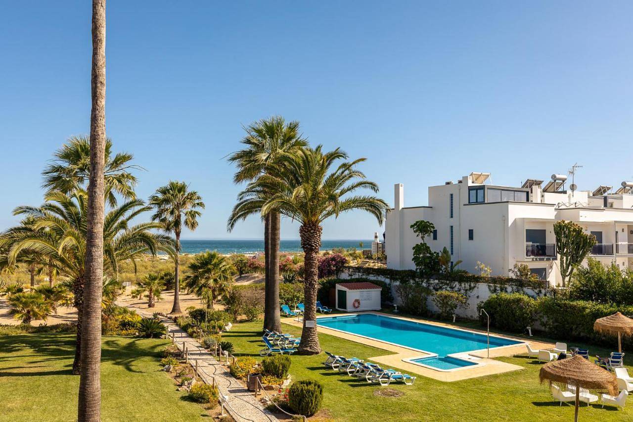 Praia da Lota Beachfront Resort - Hotel & Apartments in Praia da Lota, Manta Rota