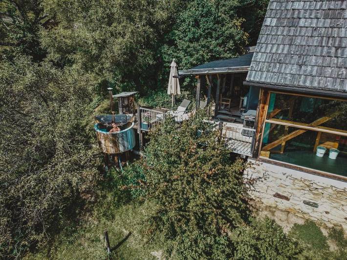 Chalet für 6 Personen, mit Balkon und Whirlpool sowie Terrasse und Garten
