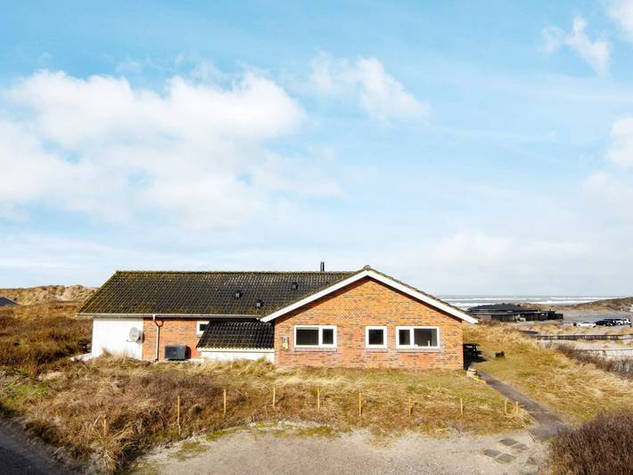 Ferieudlejning for 10 personer, med Terrasse og Pool samt Sauna i Henne