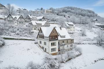 Ferienhaus für 16 Personen, mit Balkon und Sauna sowie Garten in Schmallenberg