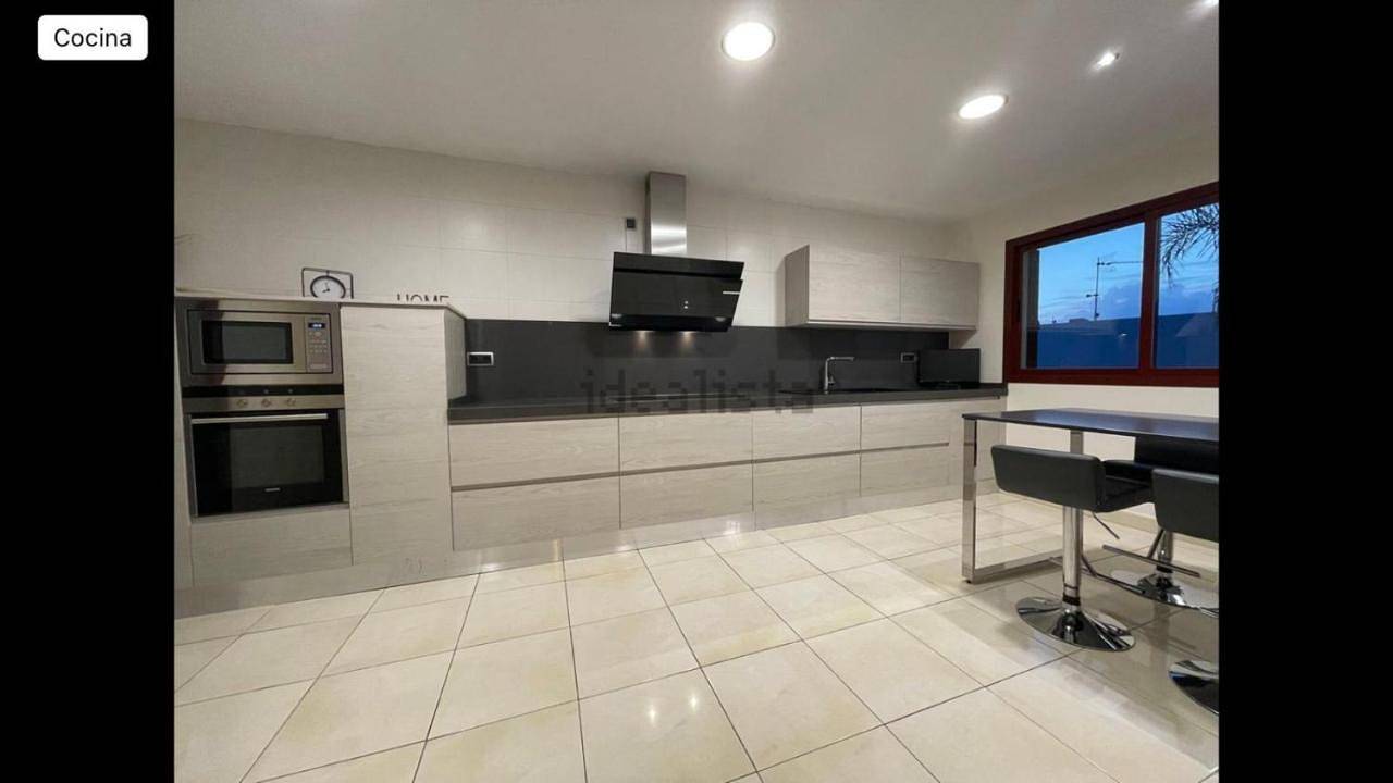 Casa con piscina privada y espectaculares vistas a Sevilla in Montequinto, Dos Hermanas