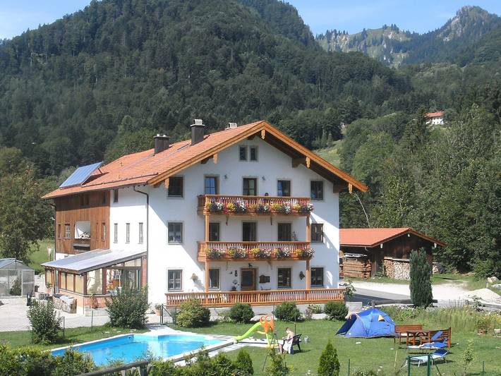 Ferienwohnung für 5 Personen, mit Balkon und Terrasse sowie Garten im Chiemgau