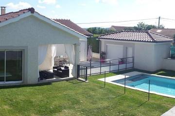 Gîte pour 2 personnes, avec piscine et terrasse dans Reventin-Vaugris