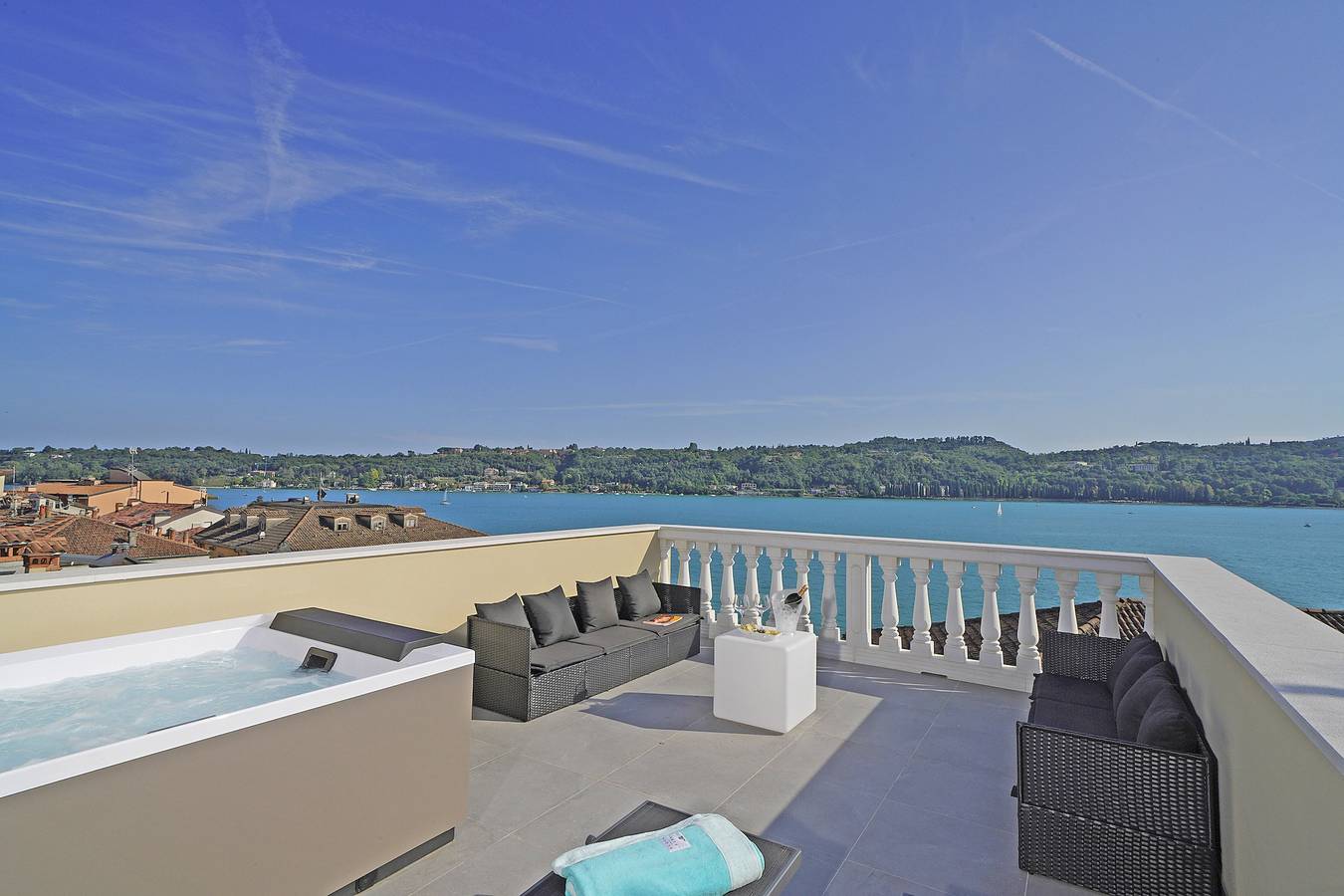 Entire apartment, Apartment 'Flat 6' with Lake View, Wi-Fi, Air Conditioning with private jacuzzi in Salò, Garda Mountains