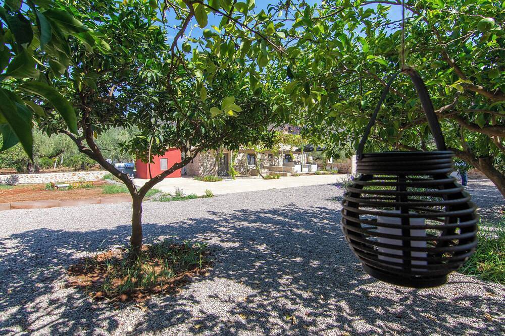 Olive Grove by The Sea is just a stone's throw from Ritsa Beach Kardamyli in Kampos, Messenien