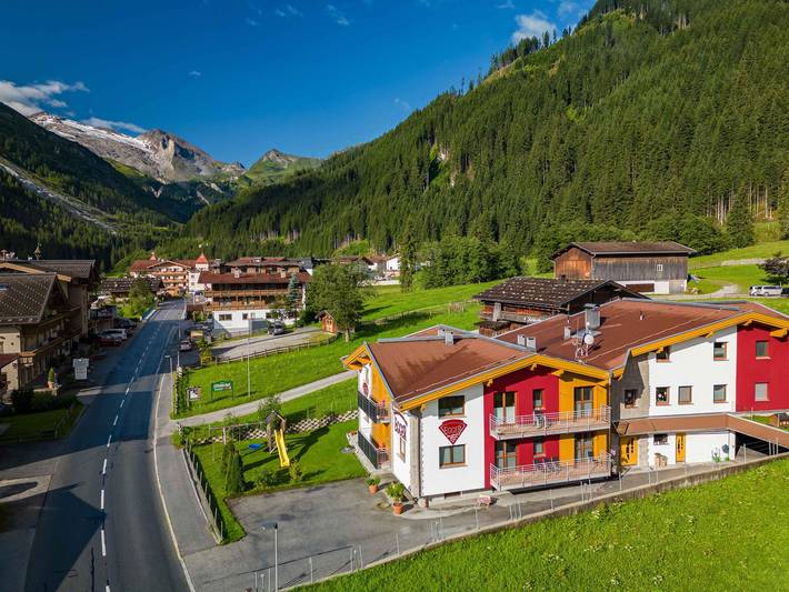 Ferienwohnung für 6 Personen, mit Balkon und Garten sowie Pool