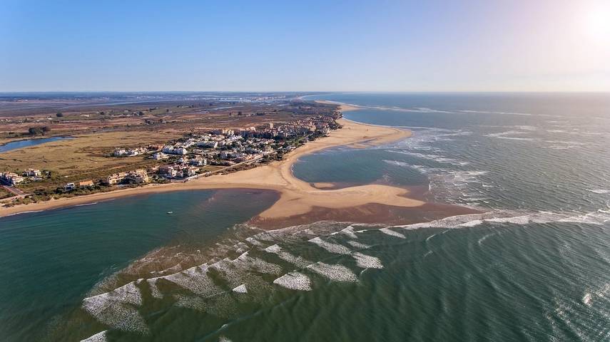 Holiday Home 'Coral Bungalow' with Shared Pool, Wi-Fi and Air Conditioning in Isla Canela, Ayamonte