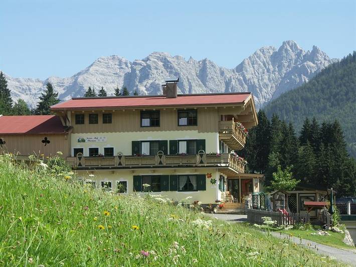 Ferienwohnung für 3 Personen, mit Balkon und Terrasse sowie Garten und Sauna in Hochfilzen